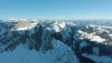 Kışın Pilatus Dağı ve Karla Kaplı Dağlar. İsviçre. Havadan Görünüm