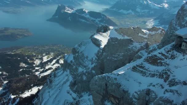 冬の朝の山のピラタスとルツェルン湖。スイス。航空写真 — ストック動画