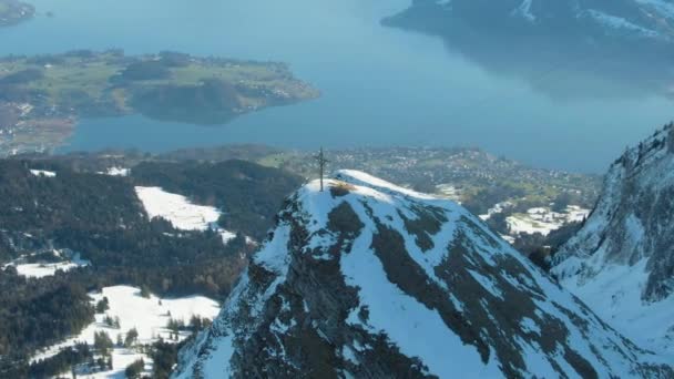 Kereszt a hegy tetején és a Luzerni-tó. Svájci Alpok, Svájc. Légifelvétel — Stock videók