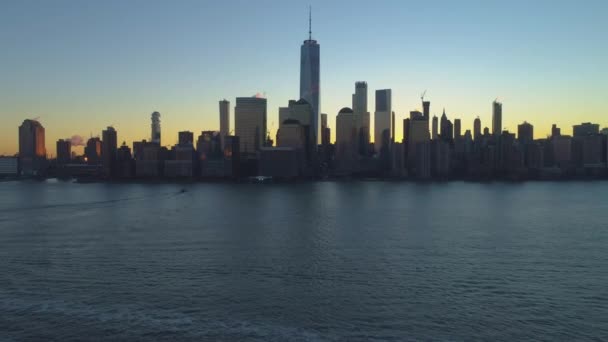 Paisaje urbano de Lower Manhattan, Nueva York al amanecer. Vista aérea — Vídeos de Stock