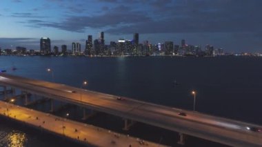 Gece Miami Brickell'da. Şehir merkezi. Şehir Manzarası. Havadan Görünüm