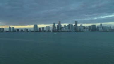 Miami Brickell Bölgesi. Şehir merkezi. Kentsel Ufuk Çizgisi. Havadan Görünüm