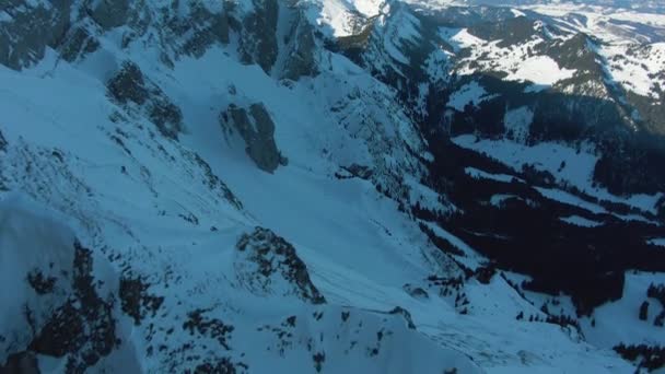 Το βουνό Πίλτους στο ηλιόλουστο χειμωνιάτικο πρωινό. Ελβετία. Αεροφωτογραφία — Αρχείο Βίντεο