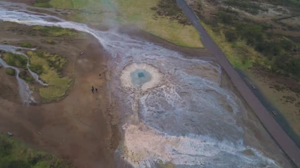 Strokkur geiser. IJsland. Luchtfoto — Stockvideo