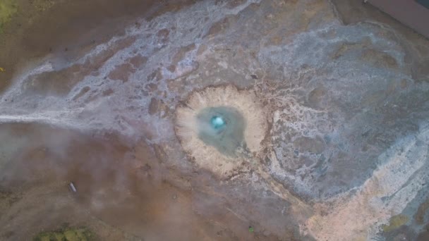 Strokkur Gejzer kitörés. Izland tájképe. Légifelvétel — Stock videók