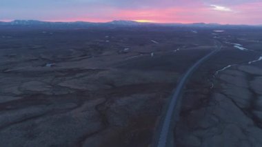 Gün Batımında İzlanda Yol ve Manzara. Havadan Görünüm