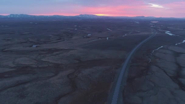 夕暮れ時のアイスランドの道と風景。航空写真 — ストック動画
