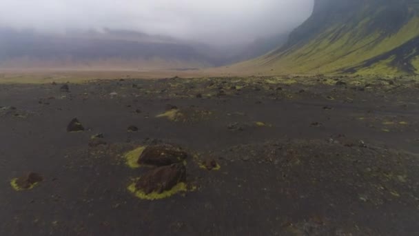 Groene bergen, zwart zand en mos. Landschap van IJsland. Luchtfoto — Stockvideo