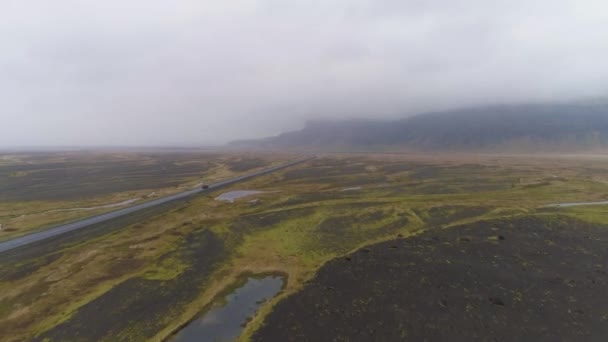 Carro na Estrada e Paisagem Islandesa. Vista aérea — Vídeo de Stock