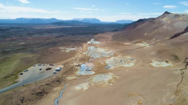 Hverir geothermische gebied en bergen. IJsland. Luchtfoto — Stockvideo