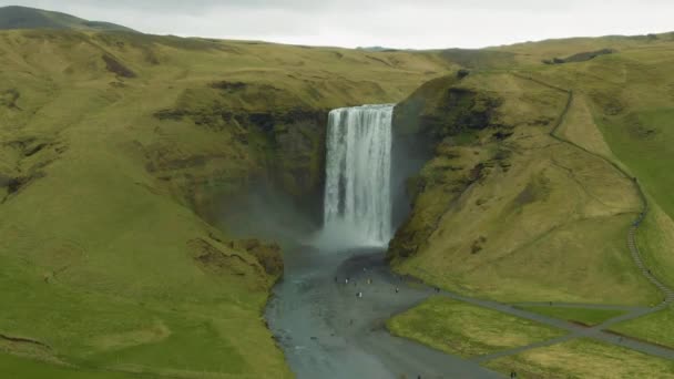 Skogafoss vattenfall och grönt landskap. Island. Utsikt från luften — Stockvideo