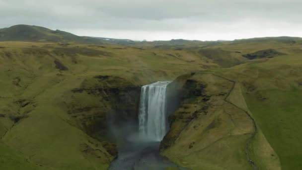 Skogafoss vattenfall och grönt landskap. Island. Utsikt från luften — Stockvideo