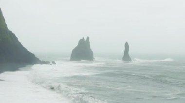 Reynisdrangar Kayalıkları, Reynisfjara Plajı. İzlanda. Havadan Görünüm