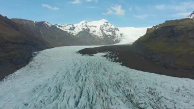 Svinafellsjokull Buzulu ve Dağı. İzlanda. Havadan Görünüm