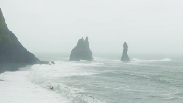 Reynisdrangar Rocks, Reynisfjara Beach. Island. Utsikt från luften — Stockvideo