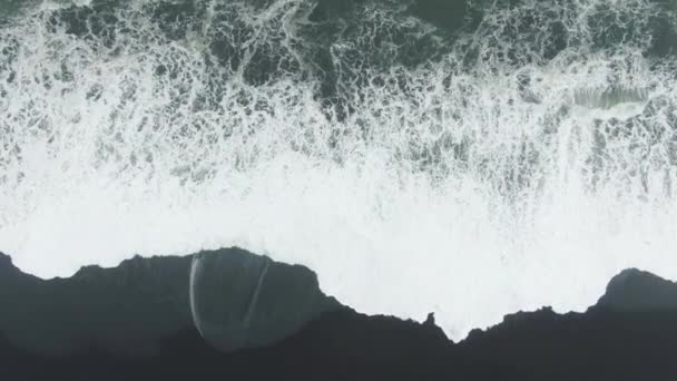海のクラッシュ波。レイニスフハラブラックビーチ、アイスランド。航空トップダウンビュー — ストック動画