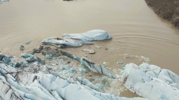 Svinafellsjokull gletsjer kalven. IJsland. Luchtfoto — Stockvideo