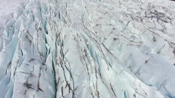 Isländsk glaciär, aska, sprickor och crevasses. Island. Utsikt från luften — Stockvideo