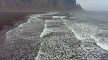 Vestrahorn Dağı ve Siyah Kum Plajı. İzlanda. Havadan Görünüm