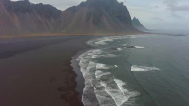 Vestrahorn Dağı ve Deniz Kıyısı. İzlanda. Havadan Görünüm