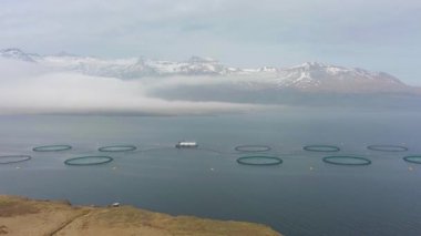 Somon Çiftliği. Balıkçı -lık. İzlanda'da su ürünleri yetiştiriciliği. Havadan Görünüm