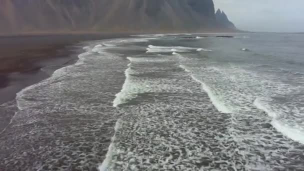 Vestrahorn Mountain och svart sand strand. Island. Utsikt från luften — Stockvideo