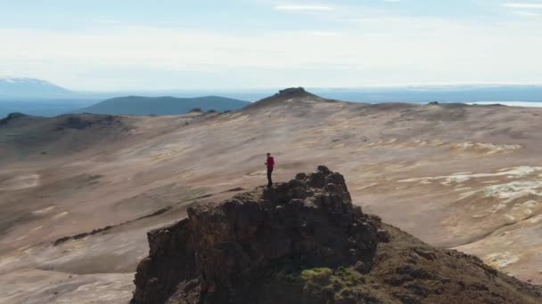 Fotograf Man Traveler na góry robienia zdjęć. Islandia. Widok z lotu ptaka — Wideo stockowe