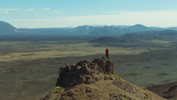 Фотограф Man Traveler на Mountain Top. Исландия. Вид с воздуха — стоковое видео