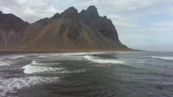 Montaña Vestrahorn. Islandia. Vista aérea — Vídeos de Stock