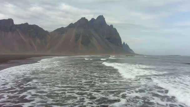 V horách vestrahorn. Island. Letecký pohled — Stock video