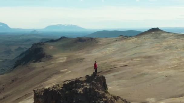 Hombre viajero se para en la cima de la montaña. Islandia. Vista aérea — Vídeo de stock