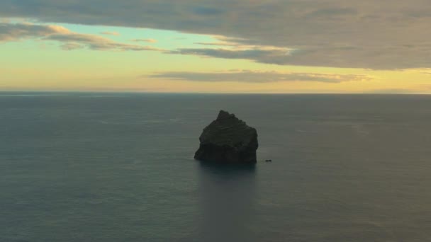 일몰에 바다절벽. 레이캬네스 반도. 아이슬란드. 공중 보기 — 비디오
