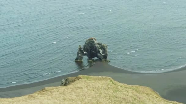 Hvitserkur rock på sommardag. Island. Utsikt från luften — Stockvideo