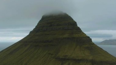 Yazın Kirkjufell Dağı. İzlanda. Hava Görünümü
