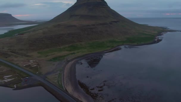 Kirkjufell Mountain το καλοκαίρι βράδυ. Ισλανδία. Αεροφωτογραφία — Αρχείο Βίντεο