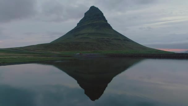 Kirkjufell Montanha e Reflexão no Lago. Islândia. Vista aérea — Vídeo de Stock