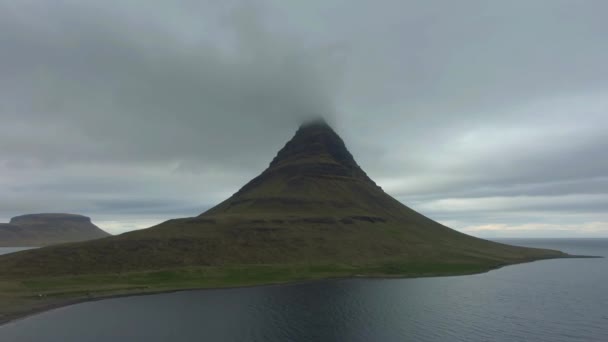 Kirkjufell Mountain på sommaren och Cloudy Sky. Island. Flygvy — Stockvideo