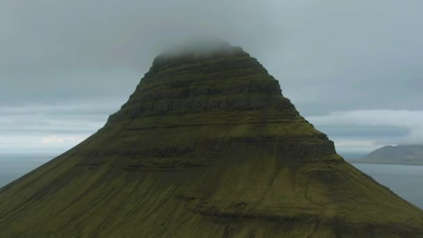 Kirkjufell Mountain v létě. Island. Letecký pohled — Stock video