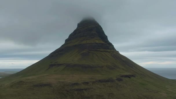 Kirkjufell Mountain en verano. Islandia. Vista aérea — Vídeos de Stock