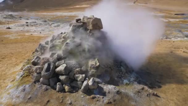 Fumarole in het Hverir Geothermische Gebied. IJsland — Stockvideo