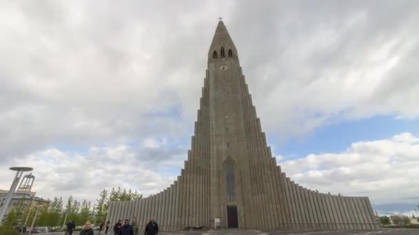 Reykjavik, Island - 21 maj 2019: Hallgrimskirkja kyrka och turister. Horisontell panorering tid förflutit — Stockvideo