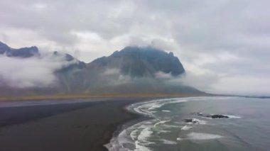 Vestrahorn Dağı ve Deniz Kıyısı. İzlanda. Havadan Görünüm