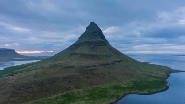 Kirkjufell Berg im Sommerabend. Island. Luftbild — Stockvideo