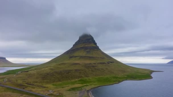 Kirkjufell Mountain την καλοκαιρινή μέρα. Ισλανδία. Αεροφωτογραφία — Αρχείο Βίντεο
