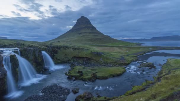 Kirkjufell Mountain y Kirkjufellsfoss Waterfall en verano. Islandia — Vídeos de Stock