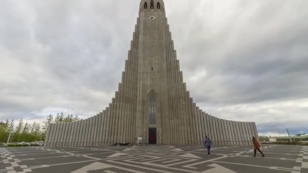 Reykjavik, İzlanda - 21 Mayıs 2019: Hallgrimskirkja Kilisesi ve Turistler. Dikey Döndürme Süresi Hızı — Stok video