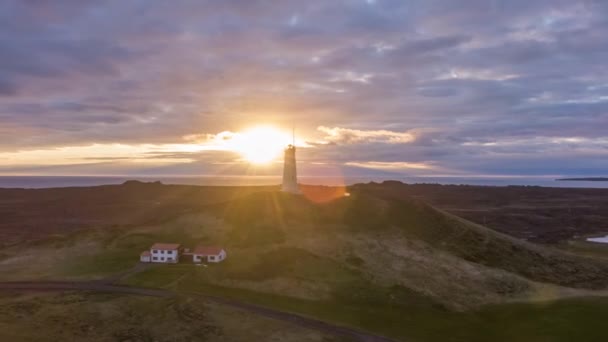 Gün batımında Reykjanesviti Deniz Feneri. Reykjanes Yarımadası. İzlanda. Havadan Görünüm — Stok video