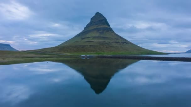 Kirkjufell Mountain and Reflection in Lake. Islandia. Vista aérea — Vídeos de Stock