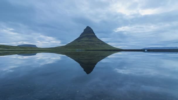 Kirkjufell Mountain and Reflection in Lake. Islandia — Vídeos de Stock