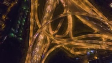 Gece Yol Kavşağı ve Araba Trafiği. Üstgeçit. Havadan Yukarıdan Aşağıya Görünüm